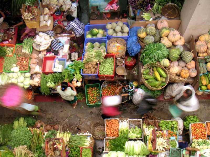 Sayuran dan buah dagangan di sebuah pasar tradisional di Jawa.