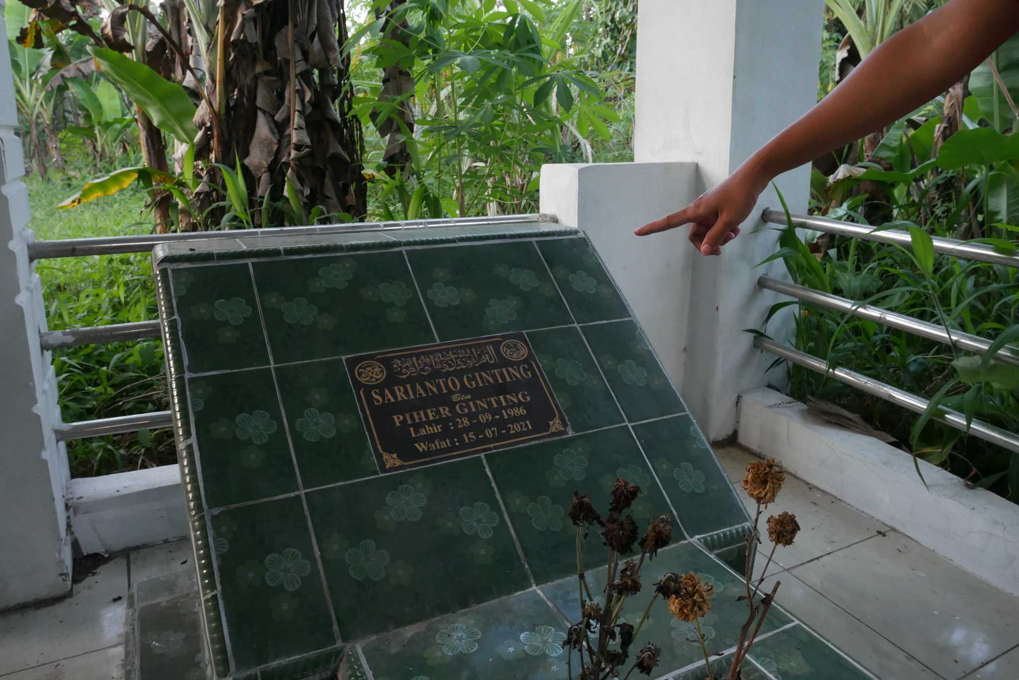 The grave of Sarianto Ginting, who died just three days after being sent to the facility. Photo by Tonggo Simangunsong.