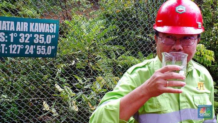 Photo of Tonny Gultom drinking water from Kawasi spring.
