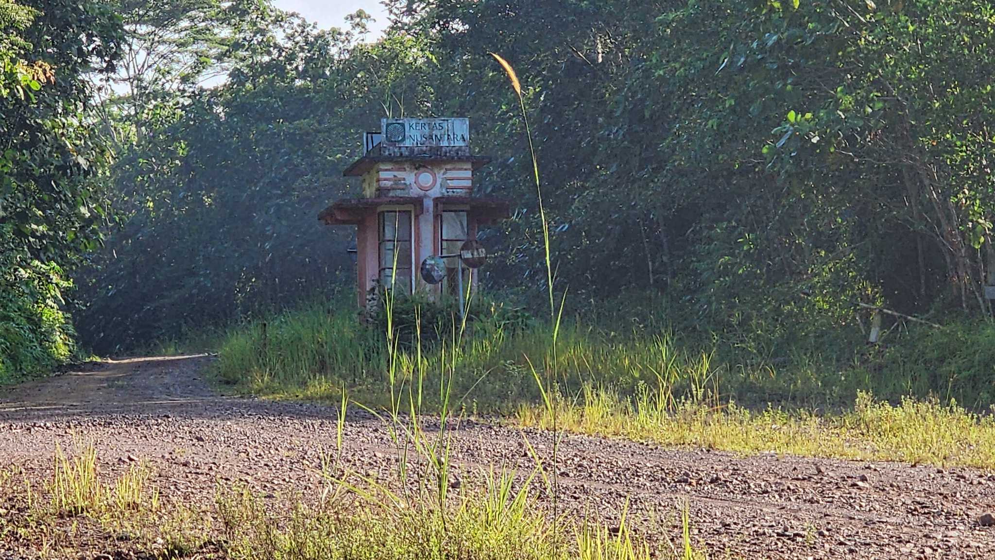 Gerbang masuk PT Kiani Kertas yang berlokasi di dekat Desa Pesayan. 