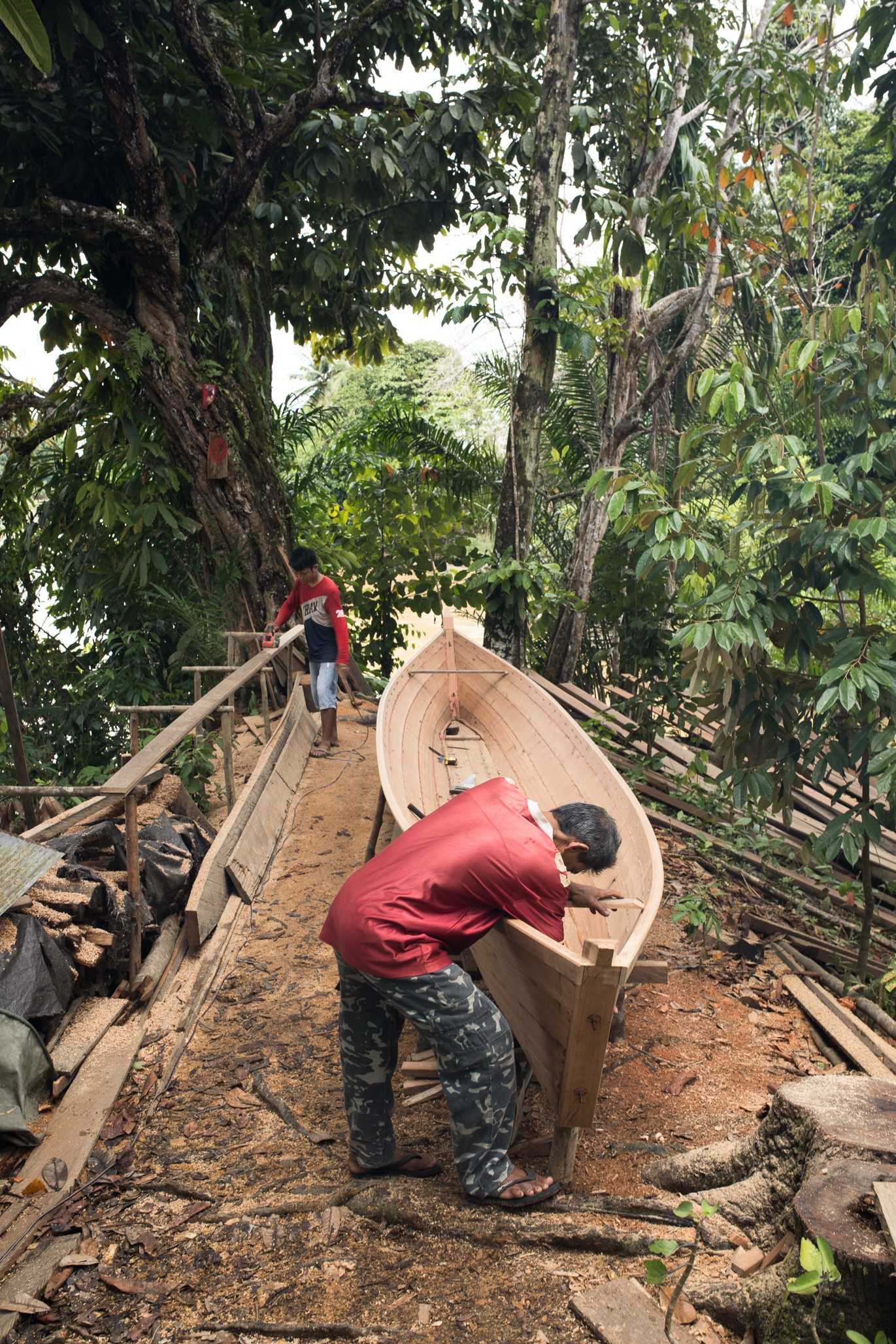 Warga desa membuat sebuah kapal di Gunung Mas, 2017