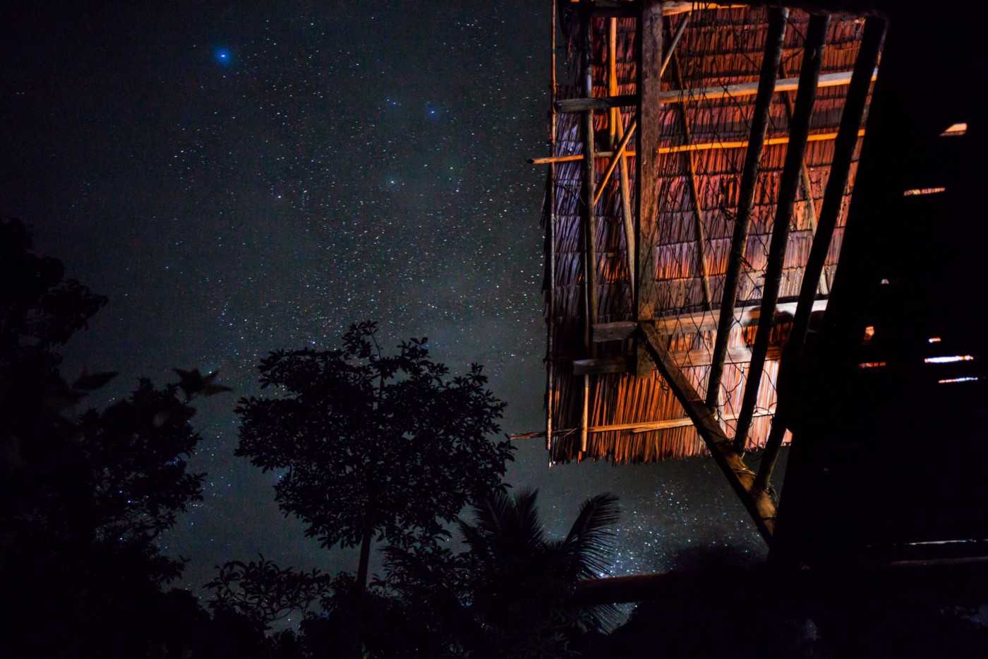 Malam yang penuh bintang di Lorang, sebuah kampung di bagian tengah Kepulauan Aru. Foto oleh Leo Plunkett/The Gecko Project/Earthsight.