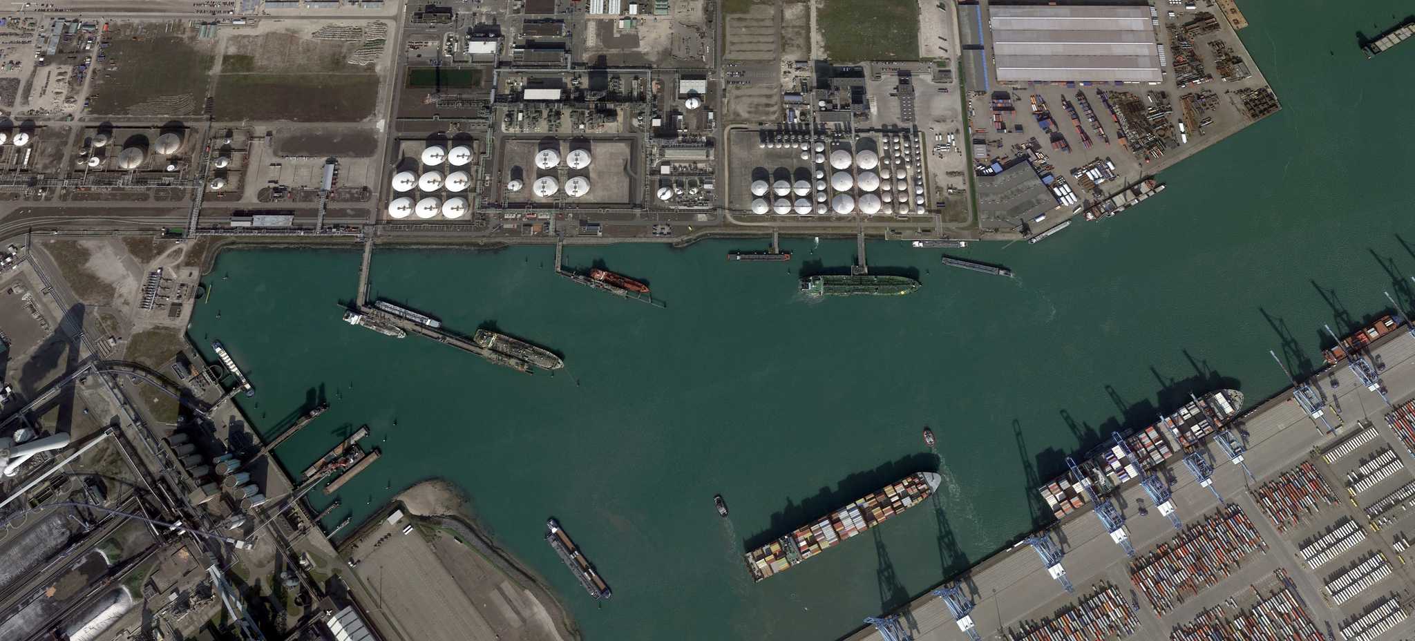Pelabuhan Rotterdam, Belanda, menjadi pusat penghubung impor minyak sawit ke Eropa.
