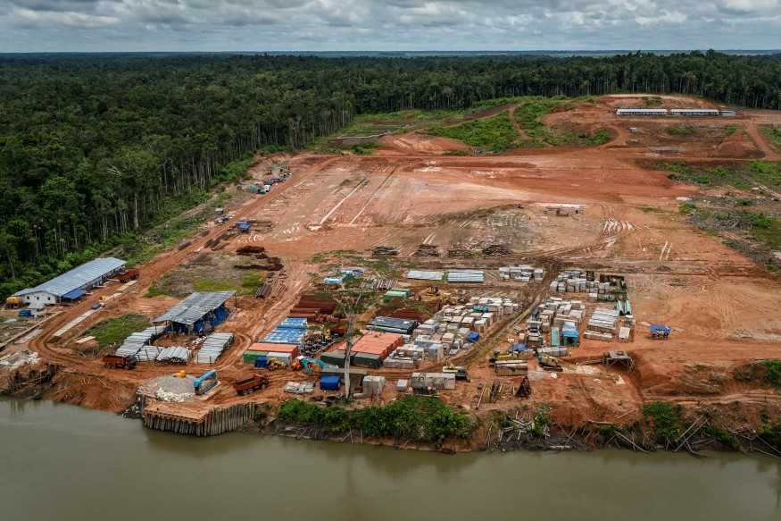 Konstruksi pembangunan pabrik kayu (*sawmill*) yang dimaksudkan untuk mengolah hasil penebangan hutan, 2018. Foto oleh Ulet Ifansasti untuk Greenpeace.