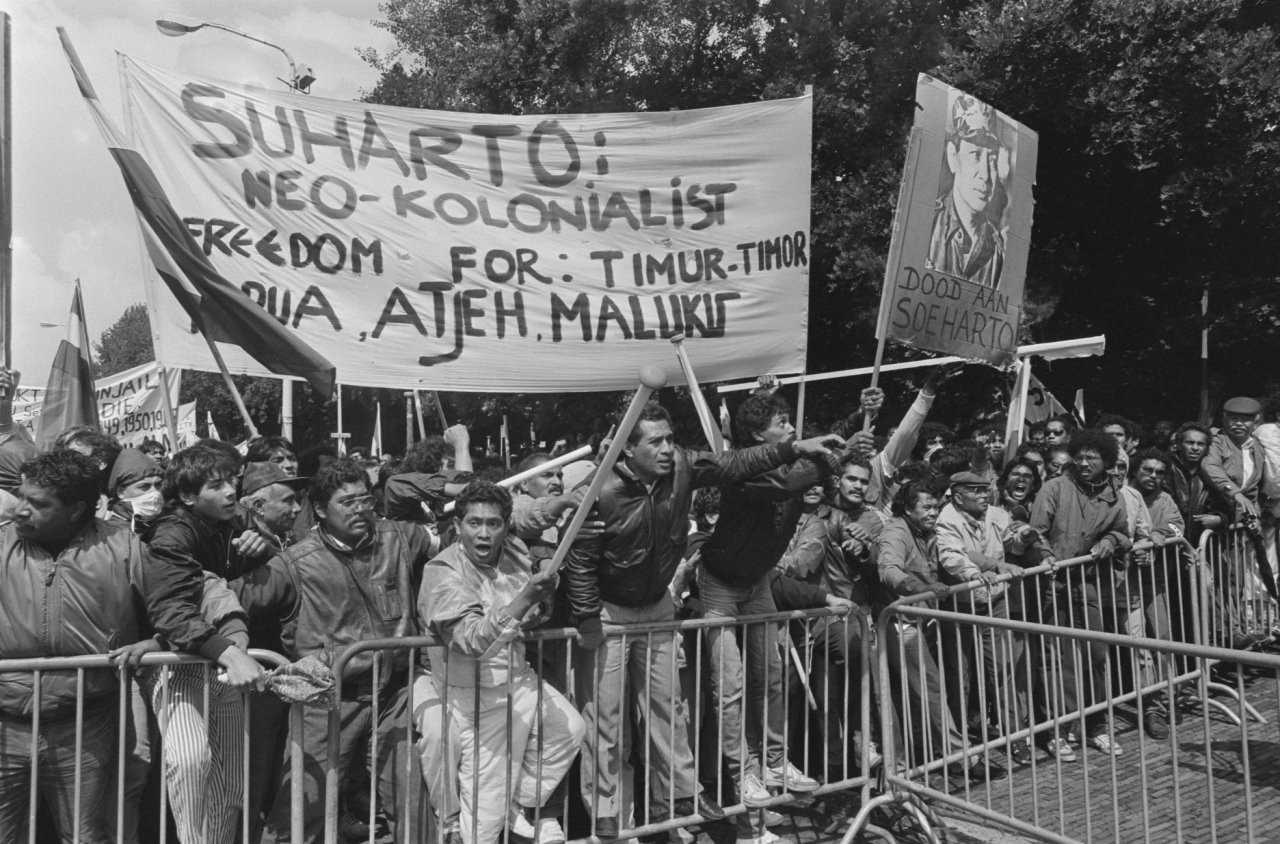 Para demonstran memprotes perlakuan Suharto terhadap Timor Timur, yang lepas secara resmi dari Indonesia setelah Suharto mundur dari jabatannya. Foto: Rob Croes/Wikimedia Commons.